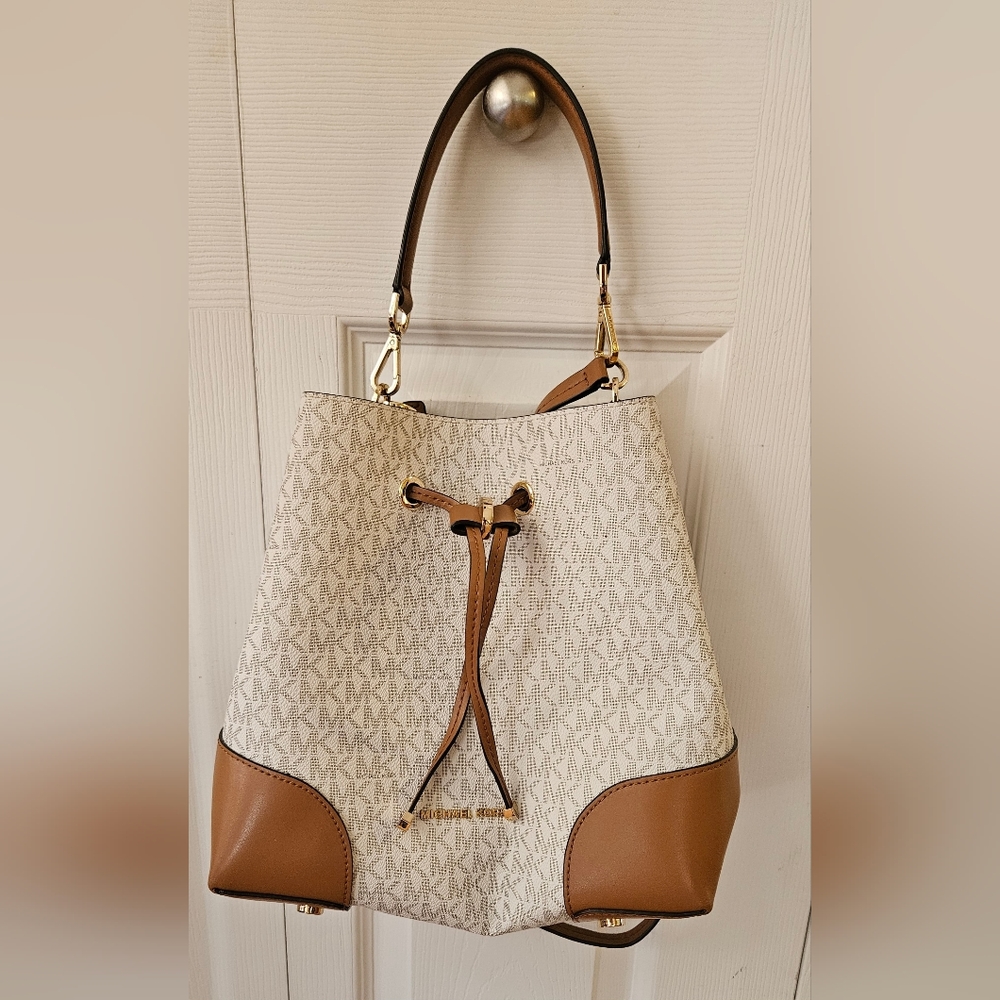 Michael Kors MK Bucket Bag – Vanilla Acorn Logo Drawstring Purse